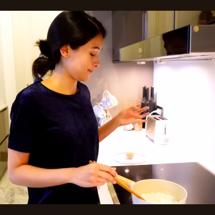 <p>Dalam video berdurasi sembilan menit ini, Maudy menunjukkan skill memasaknya ke publik. Ia memutuskan untuk membuat kreasai pada menu ramyun dengan membuat kuah lebih creamy. Perempuan 30 tahun ini pun menambahkan susu di kuah ramyun yang dimasaknya. Foto: YouTube Maudy Ayunda)</p>