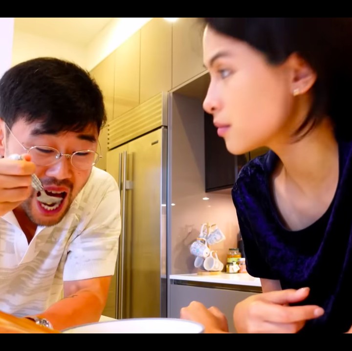 <p>Setelah ramyun selesai dimasak, Maudy mencoba resep baru ini bersama sang suami. Keduanya secara bergantian menikmati ramyun kuah creamy yang telah dibuat. Baik Maudy ataupun suaminya tampak terkejut rasa ramyun yang ternyata sangat lezat. (Foto: YouTube Maudy Ayunda)</p>