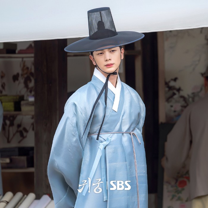 Yuk Sung Jae berperan sebagai Yoon Gap, pegawai istana dalam The Haunted Palace / Foto: SBS