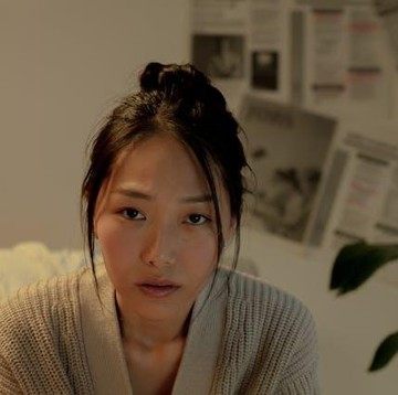 8 Ciri Orang yang Hadapi Banyak Masalah dalam Hidup, Salah Satunya Selalu Sering Diam dan Murung