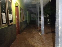 Puluhan Rumah Terendam Banjir di Flores Timur, Warga Tidur di Masjid