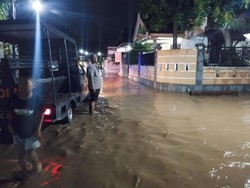 Tragedi Banjir Madiun Hanyutkan Warga yang Sedang Salat Magrib