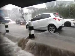 Sebuah Mobil Terjebak Banjir di Kawasan Sudimoro Malang