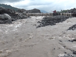 Gunung Semeru Erupsi Setinggi 1.200 Meter Disertai Banjir Lahar Dingin