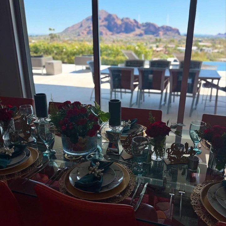 <p>Usai menikah dengan Charles Jost, Farah Quinn kini menetap di Arizona, Amerika Serikat. Hunian chef sekaligus<em> public figure</em> ini terbilang mewah dan nyaman, Bunda. Ruang makannya pun bersebelahan dengan dinding kaca besar yang langsung menghadap ke pegunungan. Area tersebut juga menyatu dengan dapur dan ruang keluarga. Tak heran kalau desain rumah ini dibuat menyesuaikan dengan hobi memasak Farah. (Foto: dok. Instagram Farah Quinn)</p>