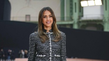 img-title Ciuman Mesra Jessica Alba dan Danny Ramirez di Parkiran Jadi Sorotan