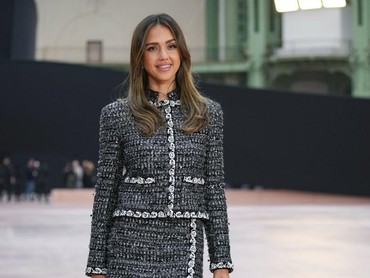 Ciuman Mesra Jessica Alba dan Danny Ramirez di Parkiran Jadi Sorotan