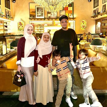 Inara Rusli Buka Puasa Bareng Virgoun dan Anak, Netizen: Orang Tua yang Luar Biasa