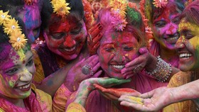FOTO: Semarak Warna-warni Festival Holi di India