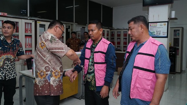 Dua pejabat Dinas Pendidikan Sumut diduga memotong dana BOS Tahun Anggaran 2025 SMK/SMA Negeri dan Swasta se-Kabupaten Batubara.