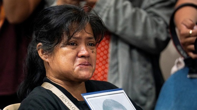 FOTO: Sumpah Serapah Keluarga Korban Saksikan Sidang Duterte di ICC