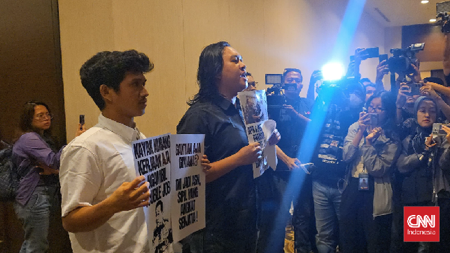 Aksi penggerudukan rapat Panja RUU TNI di hotel mewah Fairmont oleh Koalisi Sipil dilaporkan ke Polda Metro Jaya.