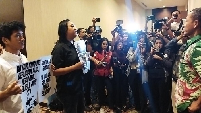 Kronologi Penggerudukan Rapat RUU TNI di Hotel Mewah Fairmont hingga #TolakRUUTNI Menggema di Medsos