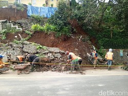 Tebing Ambruk, Lalin Bandung ke Sumedang Tersendat