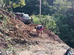 Jalan Penghubung 2 Desa Tertimbun Longsor, Kendaraan Tertahan 6 Jam