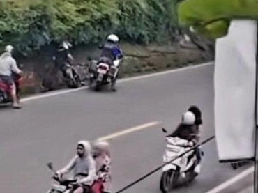 img-title Viral Video Patwal Pepet Pemotor di Puncak Sampai Jatuh, Begini Respons Polres Bogor