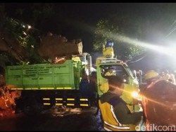 Material Tebing Ambruk Masih Tutupi Jalur Nasional Bandung-Sumedang