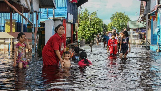 FOTO: Banjir Rendam Mendawai Palangka Raya