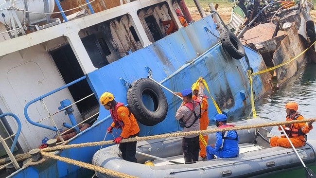 Pencarian korban MT Ronggolawe dan TB Rosalyn 08 nan meledak di Perairan Lamongan memasuki hari ketiga, Sabtu (15/3).