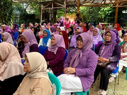 Antusiasnya Peserta Sekolah Lansia di Bandung