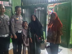 Aksi Polisi Bantu Ibu Bawa Anak Bingung Kehabisan Tiket Bus Mudik