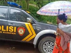 Terjang Jalan Terjal, Polisi Probolinggo Antar Ibu Baru Melahirkan Pulang