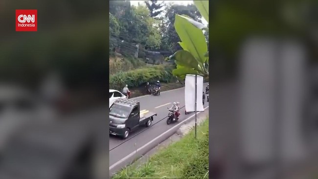 Polres Bogor mencopot Aipda H, anggota patroli dan pengawalan (patwal) yang viral diduga memepet pemotor di kawasan Puncak, Bogor, Jawa Barat.