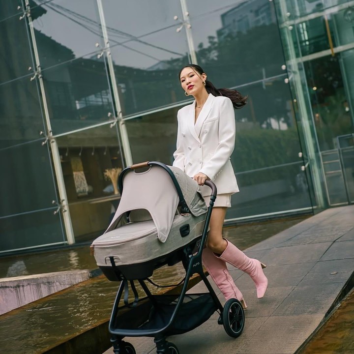 <p>Bunda Seleb lain yang juga mencuri perhatian setelah melahirkan adalah model dan presenter Patricia Gouw. Perempuan 34 tahun ini tetap terlihat menawan bak model setelah melahirkan anak pertamanya pada Agustus 2024 lalu. Dalam satu unggahan di Instagram, Patricia Gouw memamerkan penampilannya yang tetap modis usai menjadi Bunda. (Foto: Instagram @patriciagouw)</p>