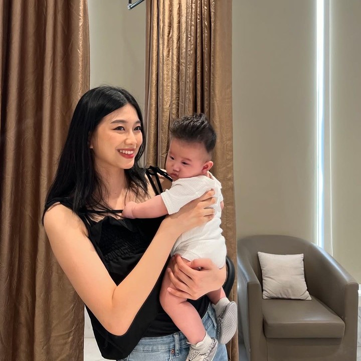 <p>Dessy Eks JKT48 juga baru saja menyandang status Bunda. Perempuan bernama lengkap Maria Genoveva ini melahirkan anak pertama berjenis kelamin laki-laki, Mikael Devinson, pada 10 Oktober 2024. Setelah melahirkan, penampulan Desy tak banyak berubah. Ia tetap terlihat langsing seperti sebelum melahirkan, Bunda. (Foto: Instagram @desygenoveva_)</p>