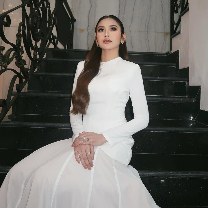 <p>Penyanyi Mahalini melahirkan anak pertamanya, Zairee Selina Quinlyn Kareema Febian, 15 Februari 2025. Baru sebulan melahirkan, penampilan Mahalini mencuri perhatian karena terlihat semakin cantik dan sudah kembali langsing, Bunda. Banyak netizen melontarkan pujian karena hal tersebut di kolom komentar unggahan foto Mahalini di Instagram. "Habis lahiran kok makin cakep yaa," tulis @di***. "Emang boleh habis lahiran body nya tetep <em>goals</em> bgt ga paham lagi cantik bgtttt," ujar akun @mi***. (Foto: Instagram @mahaliniraharja)</p>