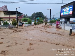 Lalu Lintas di Parapat Dialihkan Akibat Banjir Bandang