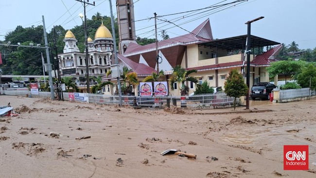 BPBD Sumut menyebut banjir terjadi setelah intensitas hujan yang terlalu tinggi terjadi di kawasan wisata Parapat, Simalungun, Sumut.