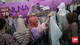 FOTO: Berburu Baju Lebaran di Bazar Ramadan Jelang Idulfitri