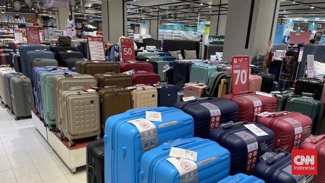 Koper dengan beragam merek serta model menjadi salah satu produk yang mendapat diskon di Transmart Full Day Sale, Minggu (16/3).