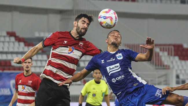 Madura United menang dramatis 2-1 atas PSIS Semarang dalam pertandingan pekan ke-26 Liga 1 2024/2025 di Stadion Jatidiri, Minggu (16/3).