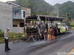 Detik-detik Bus Kharisma Rute Mangkutana-Makassar Terbakar di Pangkep