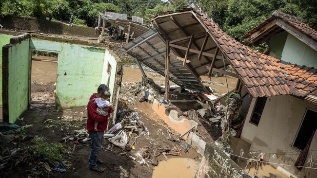 Sembilan desa di Kabupaten Bandung, Jawa Barat, terendam banjir imbas lima sungai meluap. Sebanyak 551 warga mengungsi.