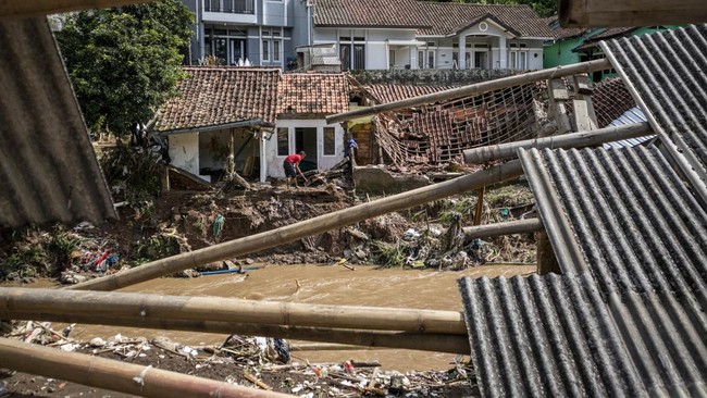 15 Tewas, 4 Hilang Banjir bandang dan longsor di Kampung Jim, Pengunungan Arfak, Papua Barat, menyebabkan 15 orang meninggal dan 4 hilang.