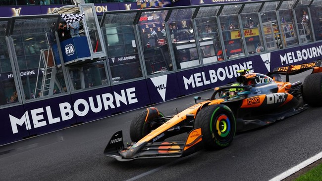 Pembalap McLaren Lando Norris berhasil keluar sebagai juara di seri pembuka Formula 1 (F1) GP Australia, Minggu (16/3).