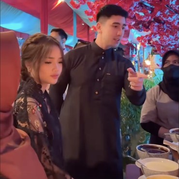 Usai Liburan Bareng, 7 Momen Verrell Bramasta Bawa Fuji Buka Bersama Keluarga