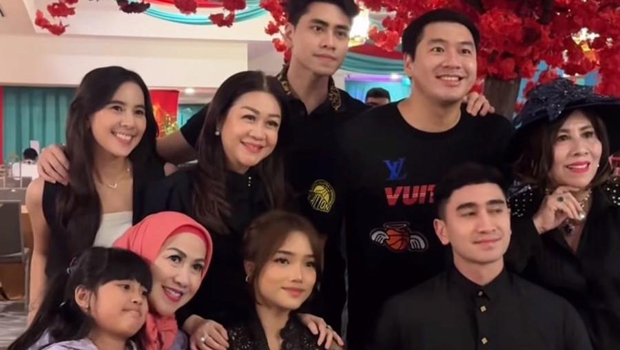 Fuji bukber dengan keluarga Verrell Fuji bukber dengan keluarga Verrell