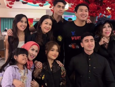 Momen Fuji Bukber dengan Keluarga Verrell Bramasta, Disambut Hangat Venna Melinda