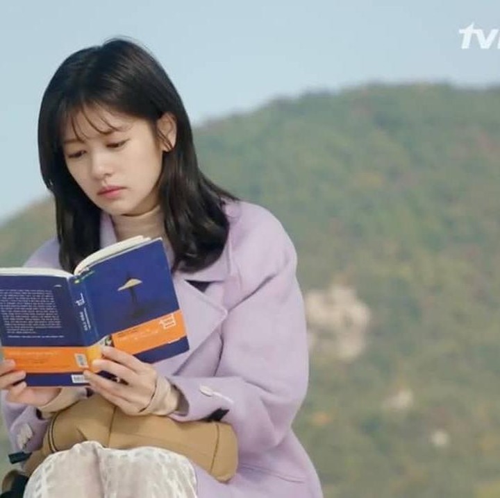 <p>Jung So Min memerankan Yoon Ji Ho dalam drama Korea <em>Because This Is My First Life</em> yang terjebak dalam rutinitas sebagai penulis skenario yang hidup dengan serba kekurangan dan kurang percaya diri. (Foto: tvN)</p>