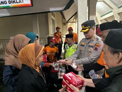 Momen Kapolres Purbalingga Bagi-bagi Santap Sahur di Rumah Sakit-Pasar