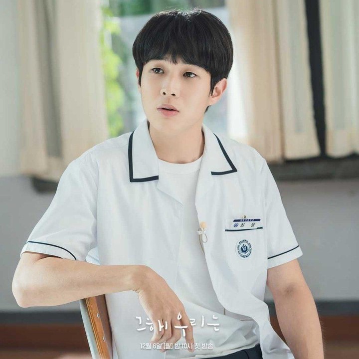 <p>Ketiga, ada karakter Choi Woong dalam drama Korea <em>Our Beloved Summer</em>. Karakter <em>green flag</em> yang diperankan oleh Choi Woo Shik ini selalu memberi hadiah kepada kekasihnya meski tidak diminta. Hal ini membuatnya terlihat sangat manis, ya Bunda. (Foto: SBS)</p>