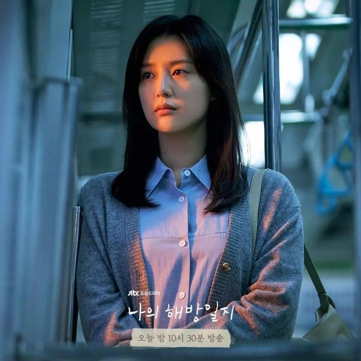 <p>Kim Ji Woon berperan sebagai Yeom Mi Jeong dalam drama Korea <em>My Liberation Notes</em>. Karakternya digambarkan sebagai anak bungsu yang paling introvert. Ia juga menjadi karakter yang pemberani dan gigih. (Foto: JTBC)</p>