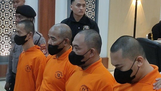 Pekan lampau Polres Cianjur meringkus komplotan kreator STNK Palsu kendaraan roda empat diduga hasil penggelapan. Di STNK tiruan itu dibubuhi cap Sunda Nusantara.