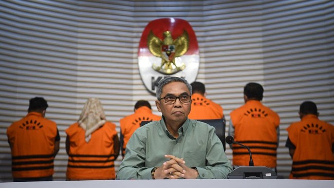 KPK Mengaku Tak Dilibatkan Saat Pemerintah Bahas DIM RKUHAP Saat naskah DIM RKUHAP diteken pada 23 Juni 2025 terlihat hadir Menkum, Ketua MA, Jaksa Agung, dan Kapolri yang ikut membubuhkan tanda tangan. Tak ada dari KPK.
