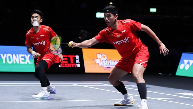 Leo Rolly Carnando/Bagas Maulana harus puas jadi runner up All England 2025 usai kalah dari Kim Won Ho/Seo Seung Jae, Senin (17/3) dini hari WIB.