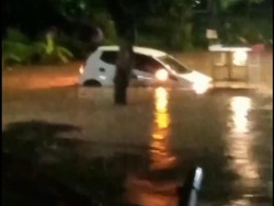 Video: Detik-Detik Mobil Hanyut Terbawa Arus Banjir di Madiun
